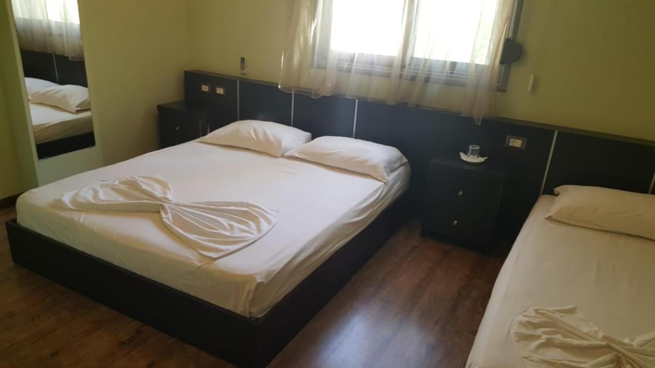 Hotel Ambasador Vlorë Pokoj fotografie